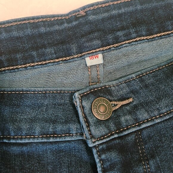 Levi's 311 Women's Capri Jeans Mid Rise Slim Through Hip & Thigh Size 18W NWT - Picture 6 of 6